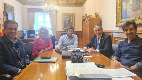 Javier Fa&uacute;ndez, ha mantenido una reuni&oacute;n con el alcalde del Ayuntamiento de Matilla de Arz&oacute;n, Venancio Mart&iacute;nez