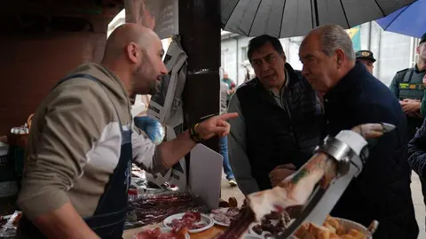 Feria de Exaltaci&oacute;n del Chorizo en el Puente de Sanabria. FOTOS AMADO CRESPO (8)