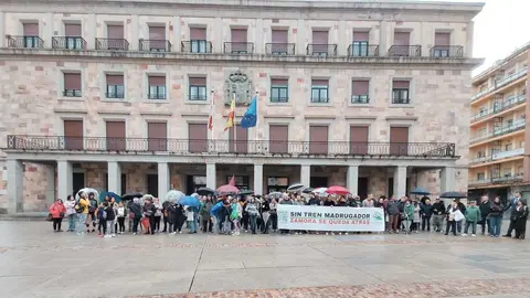 Concentraci&oacute;n por la supresi&oacute;n de paradas del tren en la Plaza de la Constituci&oacute;n