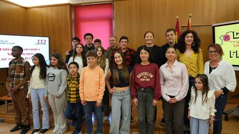 Foto de familia en la entrega de Premios del concurso "&iquest;Qu&eacute; es para ti el 1-1-2"