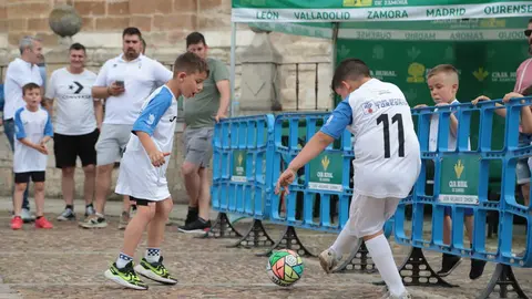 F&uacute;tbol en la Calle Toro