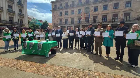 Autoridades apoyan la cuestaci&oacute;n de la AECC de ZAmora