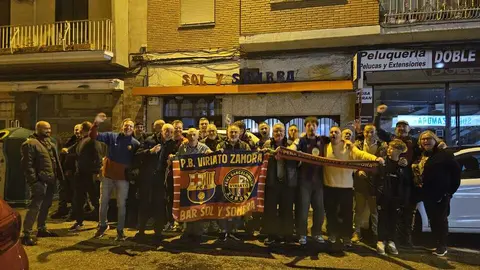 Pe&ntilde;a del Bar&ccedil;a en Zamora celebra el titulo de Liga