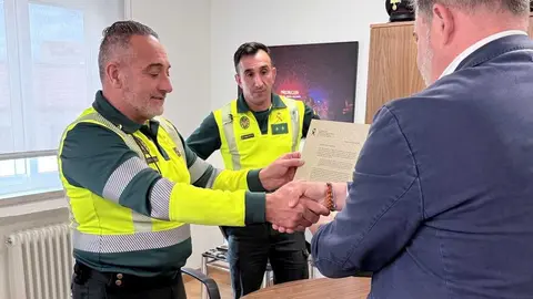 Un ciudadano agradece la atenci&oacute;n de la Guardia Civil