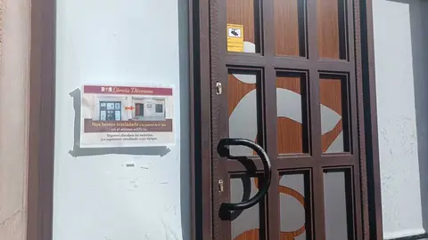 Cartel que anuncia el traslado de la Librer