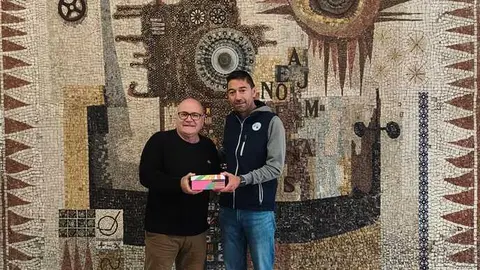 Director del Centro Julio Eguaras hace entrega del donativo al Presidente de la Asociaci&oacute;n Ra&uacute;l Vara.
