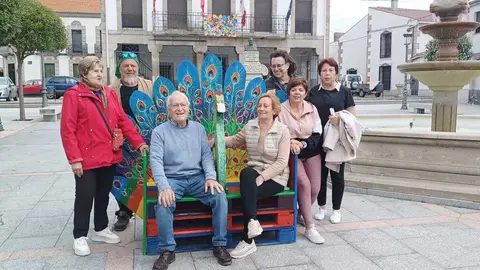 Vecinos del pueblo posan con la nueva decoraci&oacute;n