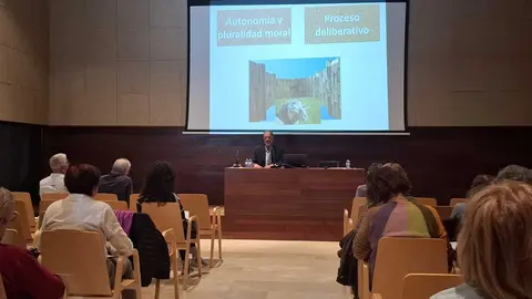 Conferencia del m&eacute;dico Enrique Arrieta