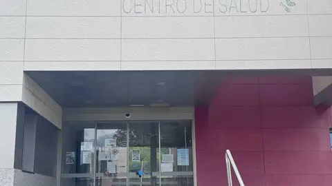 Centro de Salud de Sanabria con carteles reivindicativos del tren