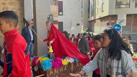   Alumnos del colegio Divina Providencia celebra su romer&iacute;a de la Concha _7