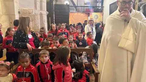   Alumnos del colegio Divina Providencia celebra su romer&iacute;a de la Concha _23
