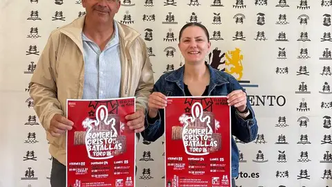 La concejala de Festejos del Ayuntamiento de Toro, Mar&iacute;a Velasco, junto al presidente de la cofrad&iacute;a, Fernando Rold&aacute;n, han presentado la programaci&oacute;n y los actos de la tradicional Romer&iacute;a del Cristo de las Batallas.