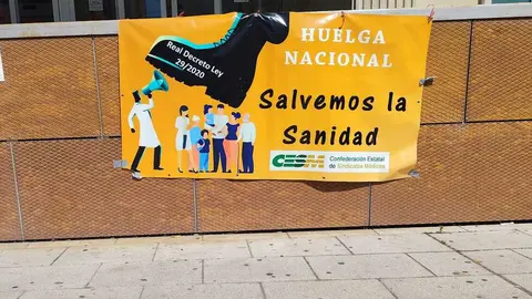 Pancarta en apoyo de la huelga nacional de m&eacute;dicos en el Virgen de la Concha