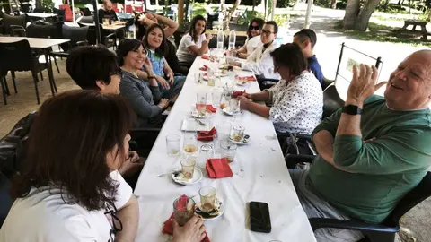 Docentes comen y charlan en un establecimiento en Zamora