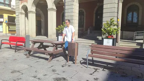 Pabl Novo presenta el nuevo mobiliario en la Plaza Mayor de Zamora