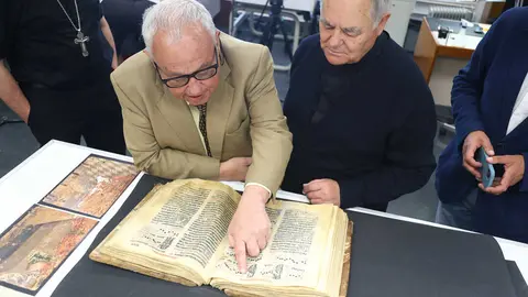 20260522+SANTONJA+RECIBE+EL+CODICE+SALTERIUM+PARA+SU+RESTAURACION-01