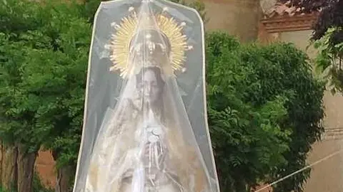 La Virgen de Velilla tapada por la amenaza de lluvia en Villalobos