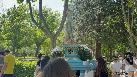 La Milagrosa peregrina con la Virgen y celebra la Eucarist&iacute;a en Cristo Rey_15