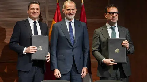 El vicepresidente Carlos Cuerpo, el rey Felipe VI y el ministro canadiense de IA e Innovaci&oacute;n Digital, Evan Solomon