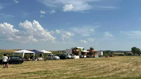 Vecinos meriendan en la pradera de Bamba Virgen de la viso 