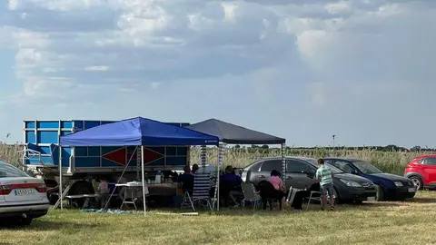 Vecinos meriendan en la pradera de Bamba Virgen de la viso _5