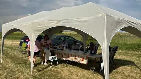 Vecinos meriendan en la pradera de Bamba Virgen de la viso _6