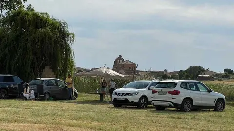 Vecinos meriendan en la pradera de Bamba Virgen de la viso _7