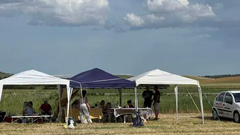 Vecinos meriendan en la pradera de Bamba Virgen de la viso _9