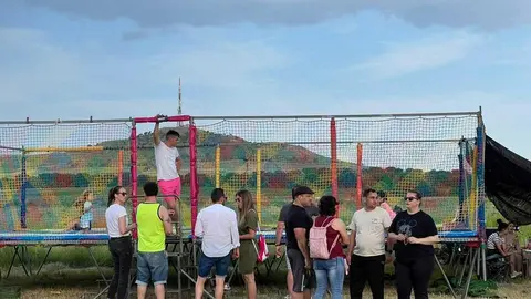 Vecinos meriendan en la pradera de Bamba Virgen de la viso _13