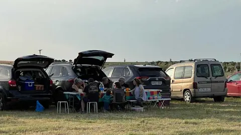 Vecinos meriendan en la pradera de Bamba Virgen de la viso _15