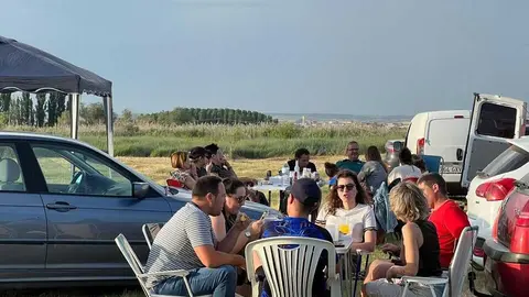 Vecinos meriendan en la pradera de Bamba Virgen de la viso _16