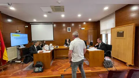 El pastor due&ntilde;os de los perros en la sala del Juzgado de lo Penal