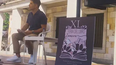 Guillrmo Aladro, hijo de Rufi Vel&aacute;zquez, durante el preg&oacute;n que abri&oacute; la XL Feria del Libro de Zamora