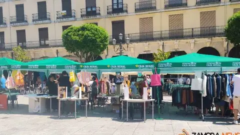 Puestos de C&aacute;ritas en la Plaza Mayor de Zamora