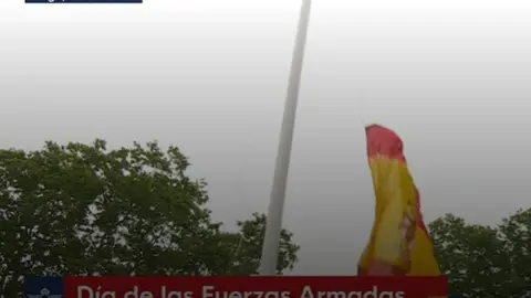 Ca&iacute;da de la bandera en el D&iacute;a de las Fuerzas Armadas