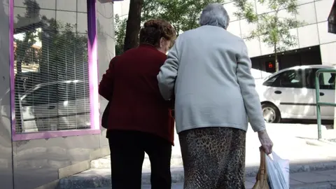Dos mujeres caminan por la ciudad