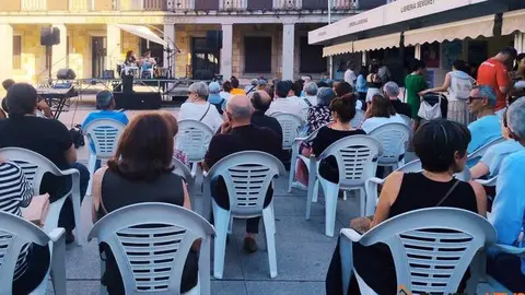 Escuchando a Tom&aacute;s P&eacute;rez Santiago