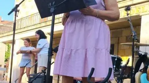 La presidente de los libreros anunciando los ganadores del Concurso de Microrelatos