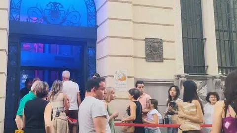 Puerta edificio Valent&iacute;n Guerra