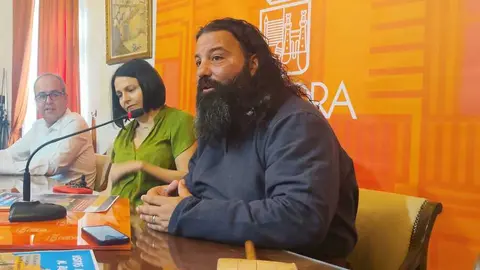 Trist&aacute;n el cantero, en primer t&eacute;rmino durante la presentaci&oacute;n de las visitas teatralizadas al rom&aacute;nico
