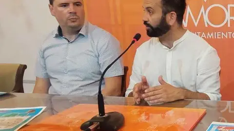 David Genicio, a la izquierda, en rueda de prensa junto al concejal David Gago