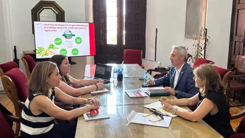 Reuni&oacute;n alcalde de Toro y Azucarera