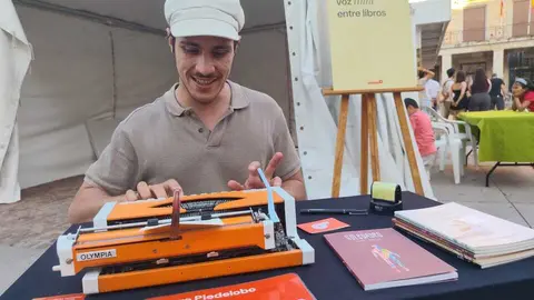 &Aacute;lvaro Piedelobo con su m&aacute;quina de escribir en la Feria del Libro de Zamora