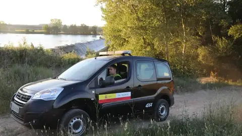 Veh&iacute;culo del Anat&oacute;mico Forense al lado de la presa. Foto Palencia en Red