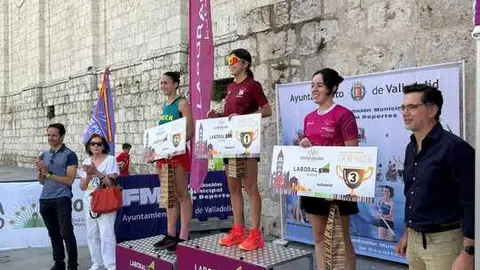 Elisa Escudero en lo mas alto del podio C. La Antigua Club Vino Toro