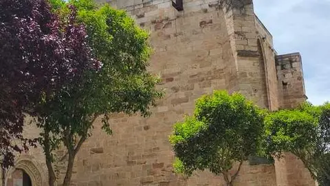 Un grafiti en las alturas del Convento de San Francisco