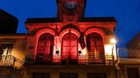 Ayuntamiento de Fermoselle se ilumina de rojo por el  D&iacute;a Mundial de la Hemocromatosis