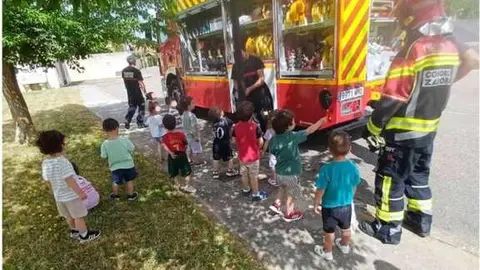 Alumnos de la Escuela Infantil de Morales del Vino con bomberos - imagen redes Ayt de Morales del Vino