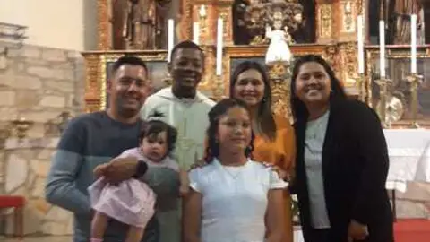 V&aacute;lerie con sus padres, su abuela, su hermana Emma y el padre Bernardo