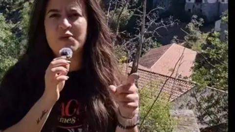 Alba Gonz&aacute;lez en el poblado de Castro